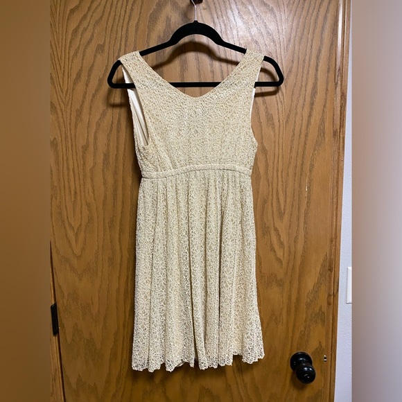 ANGIE CREAM COLORED LACE DRESS W/LINING - SIZE M - Picture 6 of 8